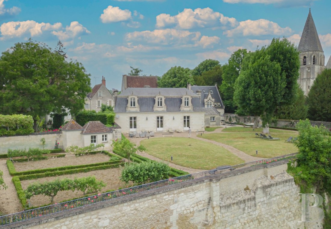 À Loches, au sud-est de Tours, une maison patricienne du 19e siècle posée sur les remparts de la ville - photo  n°2